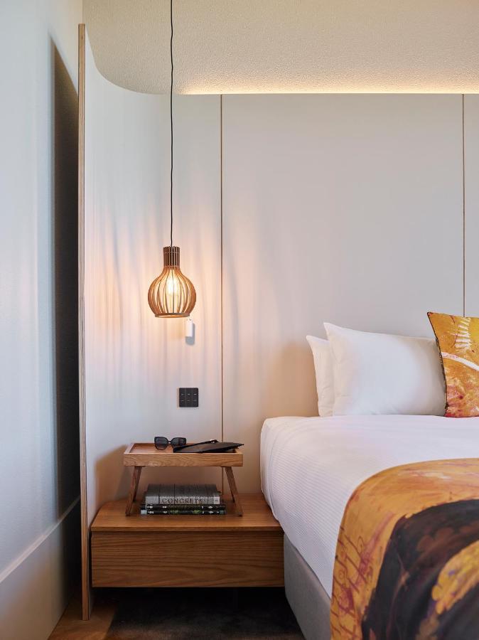 Hotel Crystalbrook Kingsley Newcastle Exterior foto A pendant light